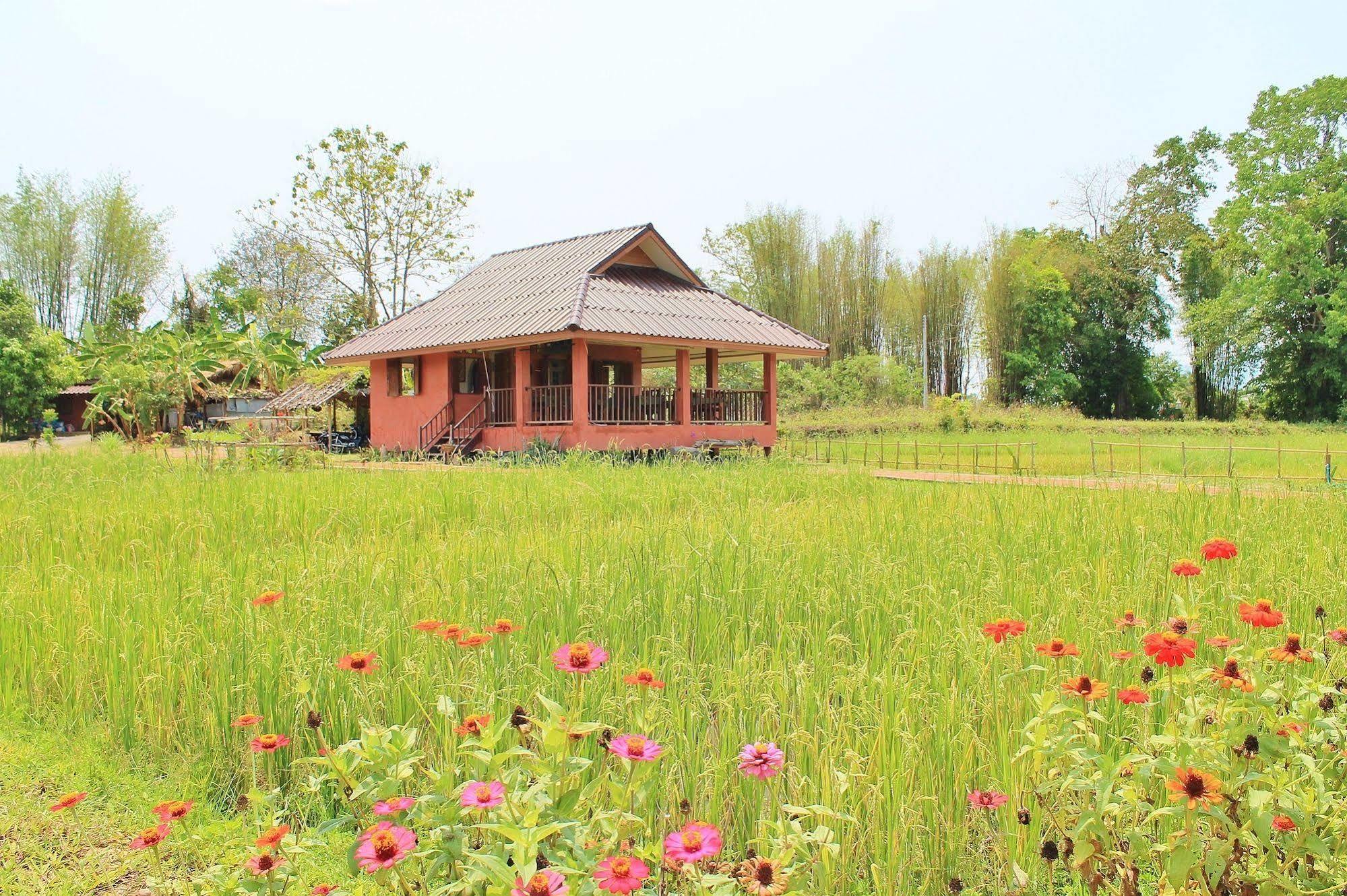 Country Retreat Hotel Mae Rim Bagian luar foto